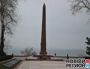 Мэр Одессы Костусев увенчает памятник Неизвестному матросу золотой звездой