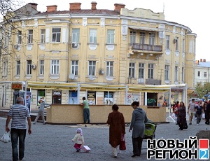 В Одессе бизнесмены, захватившие фонтан на Греческой площади, возводят вокруг него барную стойку (ФОТО)