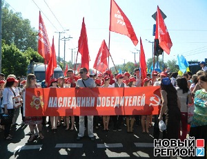 В Запорожье на парад ко Дню Победы вышли десятки тысяч людей – губернатор напомнил им об «уродах-неофашистах» (ВИДЕО, ФОТО)