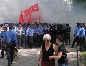 В Тернополе активисты «Свободы» забросали коммунистов дымовыми шашками из-за красных флагов (ВИДЕО, ФОТО)