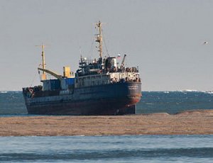 У берегов Приморья сел на мель сухогруз