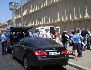 В Одессе двое зэков пытались сбежать из тюрьмы, но переломали себе ноги