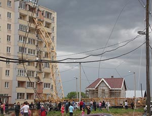 В Кирове башенный кран упал на девятиэтажный дом (ВИДЕО)