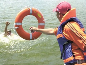 В Одессе сотрудники водолазной службы спасли человека в море