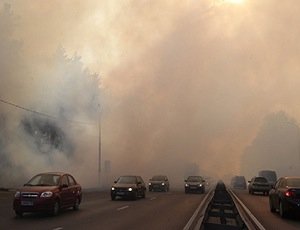 Сингапур окутан дымом из-за лесных пожаров на индонезийском острове Суматра