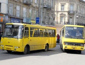 В маршрутках Запорожья пассажиры начнут рассчитываться на выходе