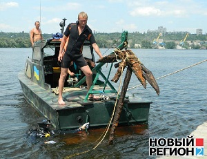 В Запорожье со дна Днепра подняли «склад» древних якорей (ФОТО, ВИДЕО)