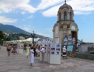 На набережной Ялты прошла акция против абортов и презервативов (ФОТО)