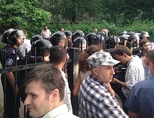 В Киеве продолжается драка с милицией возле Святошинского райотдела (ФОТО, ВИДЕО)