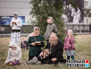Православные устроили палаточный лагерь у Храма-на-Крови в Екатеринбурге (ФОТО)