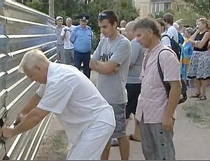 В Севастополе жильцы снесли забор стройплощадки на улице Гавена (ВИДЕО)