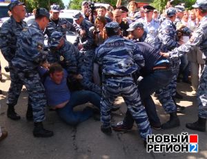 ОМОН начал задерживать участников шествия к СИЗО, куда предположительно этапировали Навального