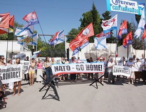 «Янукович + НАТО = маме гроб из военкомата!» – пикет в Севастополе (ФОТО, ВИДЕО) / За 3 дня в городе-герое собрали 15 тыс подписей за импичмент президента