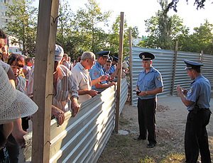 Сломив сопротивление милиции, севастопольцы снесли очередной забор (ФОТО)