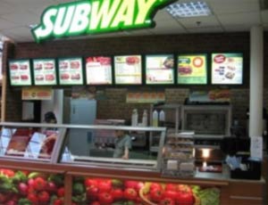 Скандал! Работники американского ресторана Subway кладут половой орган на хлеб и морозят мочу