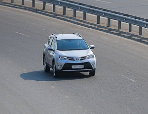 В Запорожье трое налетчиков выбросили женщину из джипа «Toyota RAV4» и уехали