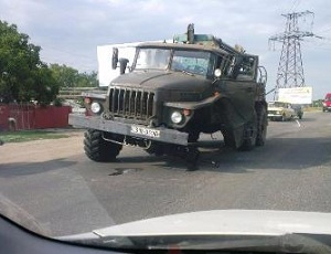 В Одессе у грузовика отлетело колесо и разбило две машины (ФОТО)