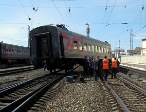 В Запорожской области два вагона пассажирского поезда сошли с рельс