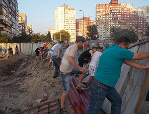 В Киеве на Троещине произошло массовое побоище из-за новостройки (ФОТО, ВИДЕО)