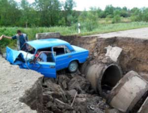 Автомобиль упал в промоину в Амурской области: 3 погибших, 3 раненых