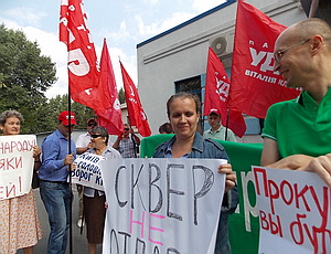 В Киеве протестуют против строительства супермаркета на месте сквера (ФОТО, ВИДЕО)