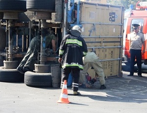 В Запорожье на Набережной перевернулся огромный контейнеровоз (ВИДЕО, ФОТО)