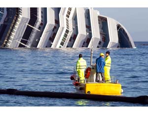 Супруг одной из жертв кораблекрушения Costa Concordia возложил цветы на дне (ФОТО)