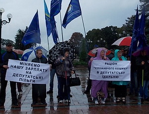 В Киеве пикетчики требовали пересмотреть размер потребительской корзины (ФОТО, ВИДЕО)