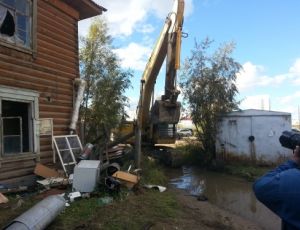 В Якутске спешно сносят дом – вместе с мебелью