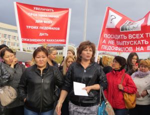 На митинге в Якутске выступила бабушка изнасилованной 4-летней девочки / Собравшиеся не верят в объективность следствия