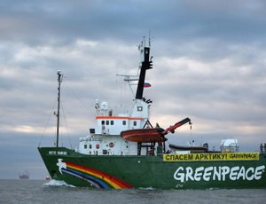 Российские пограничники отконвоируют судно Greenpeace в Мурманск