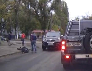 Военнослужащий попал под колеса джипа в Одессе (ВИДЕО)