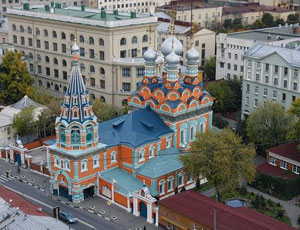 На православный храм в центре Москвы напала группа пьяных восточных мужчин / … чтобы с пистолетом в руках сфотографироваться на фоне алтаря