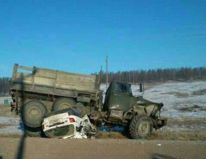 В Якутии грузовик раздавил легковушку