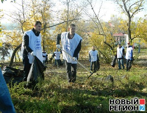 В Запорожье во время субботника на дне Днепра нашли унитаз (ФОТО)