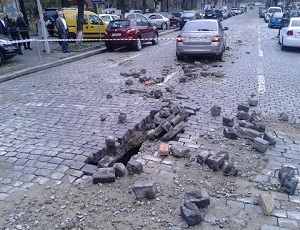 В центре Киева лопнула труба с горячей водой, – огромные куски брусчатки разбросало по проезжей части (ФОТО)