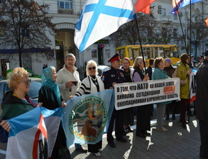 В Севастополе замгенсека НАТО сбежал от протестующих через черный ход (ФОТО)