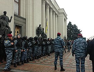 Верховная Рада оцеплена милицией в бронежилетах с дубинками (ФОТО)