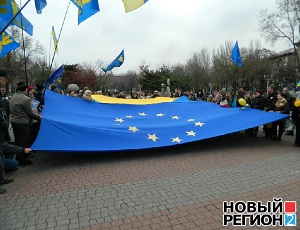 В Запорожье горожане развернули огромный флаг Евросоюза и спели гимн Украины (ФОТО, ВИДЕО)