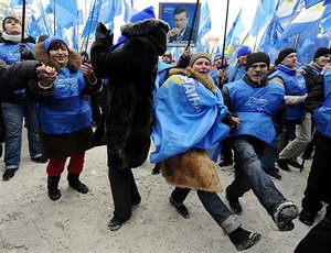 На «проблемных округах» бюджетников сгоняют на исполнение гимна Партии регионов, – оппозиция