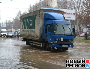 В Одессе масштабная авария на водопроводе, – затоплена улица Люстдорфская дорога (ВИДЕО, ФОТО)