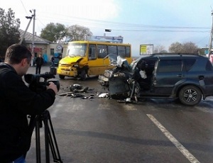 Под Одессой джип «БМВ» влетел в маршрутку с пассажирами