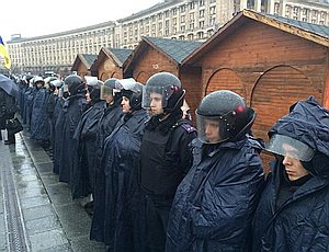 Милиция и коммунальщики теснят протестующих на Майдане в Киеве (ФОТО)