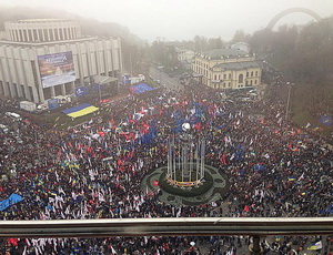 Оппозиция заявляет о 100 тысячах манифестантов в центре Киева (ФОТО, ВИДЕО)