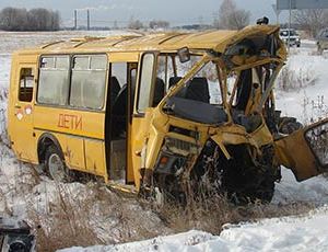 Под Иркутском школьный автобус врезался в лесовоз (ФОТО)