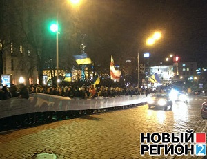 В Киеве сотни студентов пришли в гости к Януковичу и передали ему 250-метровое письмо с требованием подписать ассоциацию с ЕС (ФОТО)