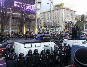 На киевском Евромайдане начались столкновения «Беркута» и митингующих (ФОТО)