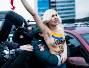 На саммите в Вильнюсе засветились голые Femen (ФОТО)