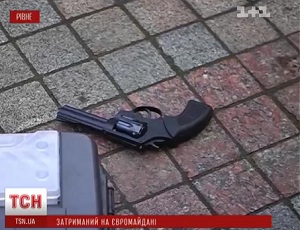 На Евромайдане в Ровно поймали мужчину с пистолетом (ВИДЕО)