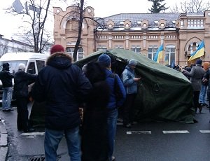 Активисты Евромайдана соорудили баррикады и поставили палатки у администрации президента